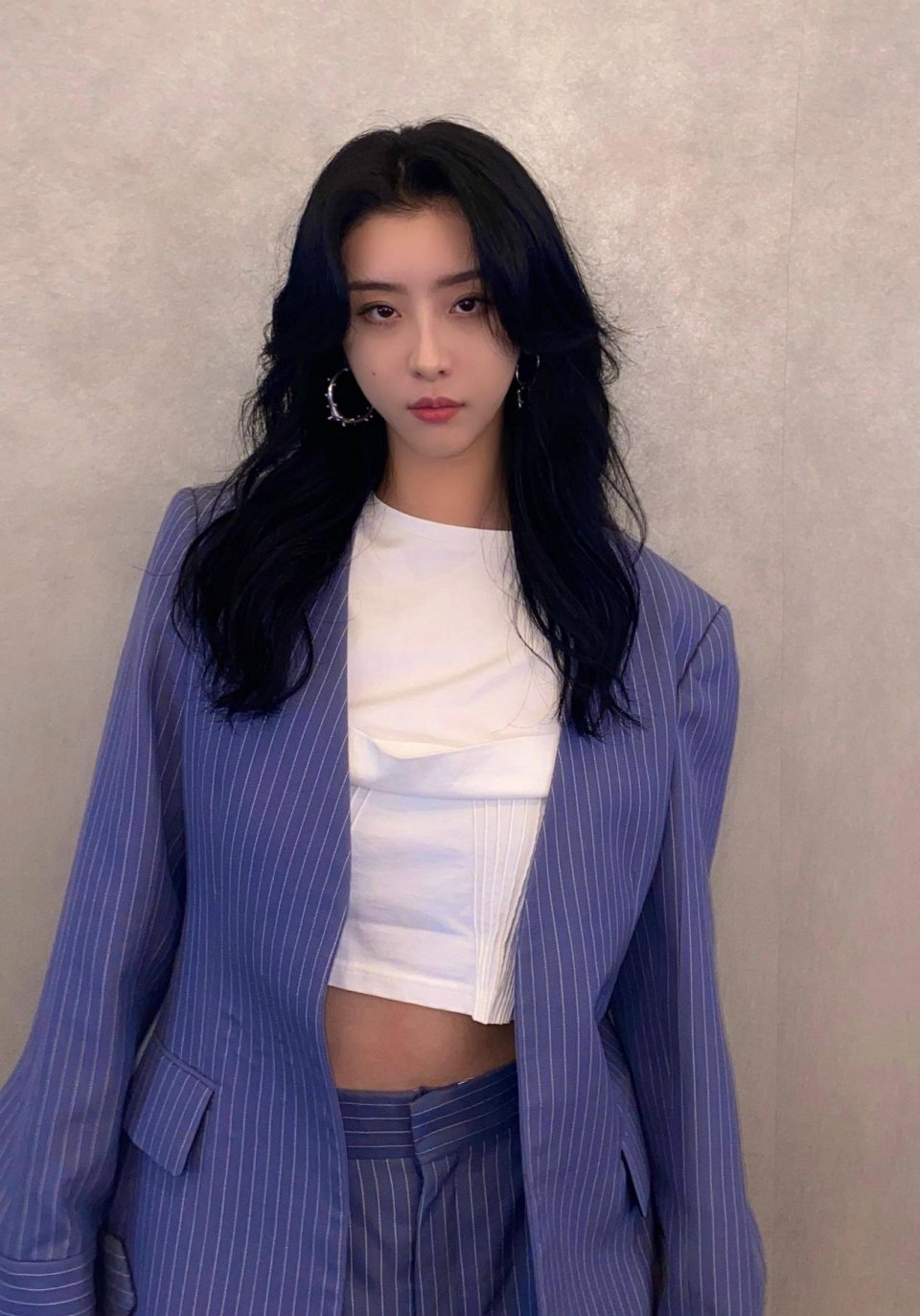 赵小棠小号发文吐槽工作人员，虞书欣评论附和