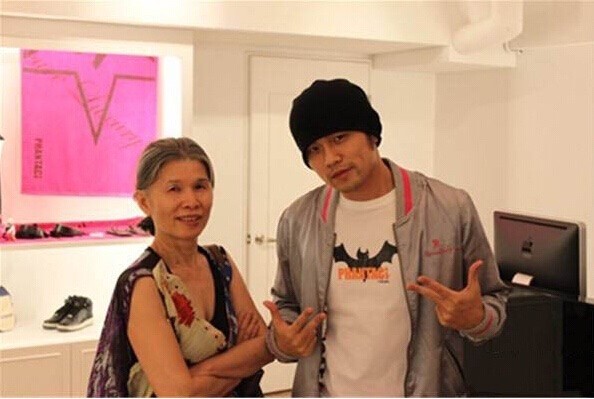 周杰倫女兒學習小提琴，長捲髮淑女樣超可愛，房間佈置豪華溫馨