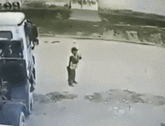 搞笑gif神评：一个人无聊起来什么都做得出来