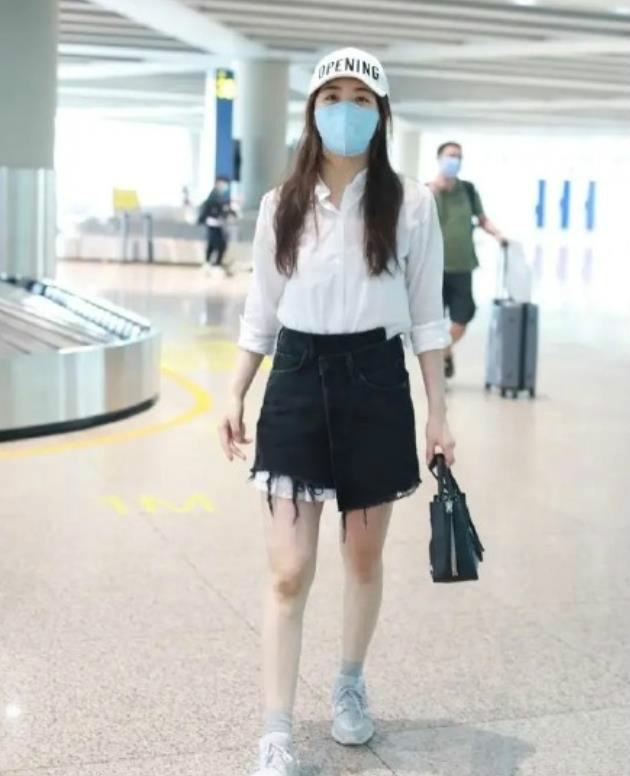 张含韵亲测减龄穿搭，白衬衫搭配牛仔短裙，31岁穿出20岁的感觉