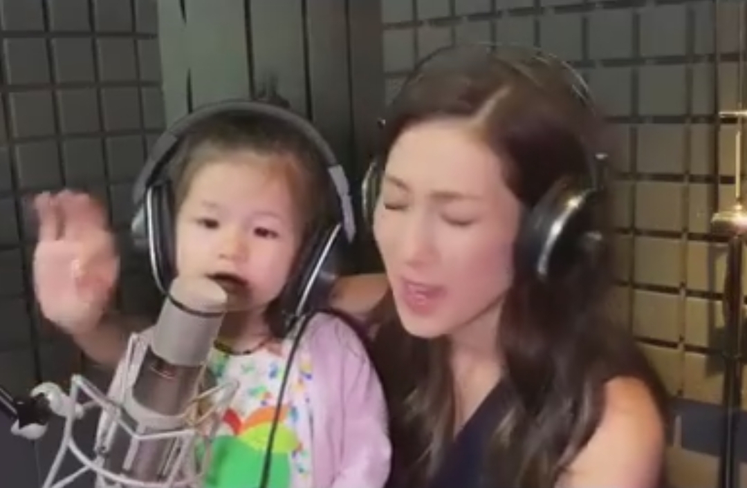 鍾嘉欣曬兒女萌照，不忘隔空表白老公，姐弟同款髮型像俄羅斯套娃