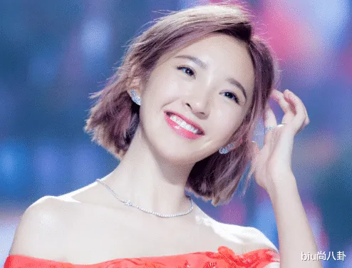 都说唐艺昕女儿的名字好听，倒过来念一遍后：