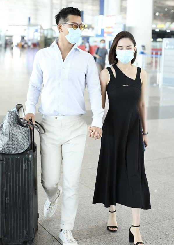 何超莲和窦骁走机场，穿条裙子就很显魅力，一