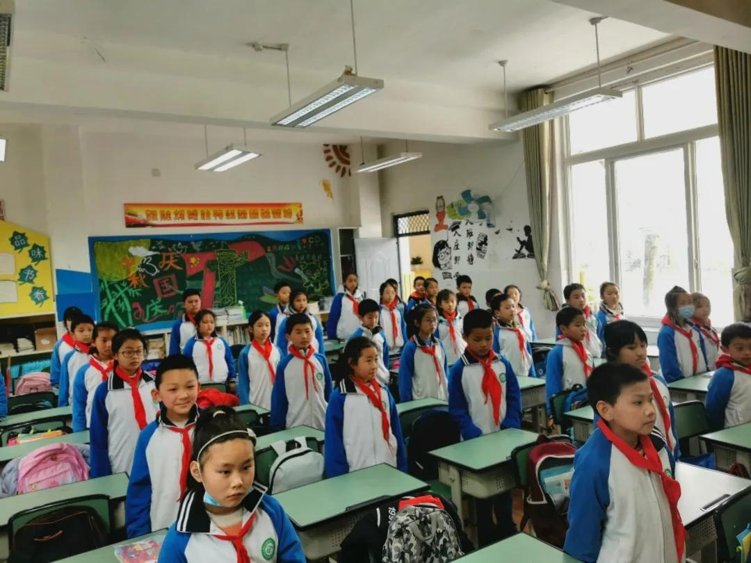 天府新区新兴小学“雷锋活动日”少先队主题活动