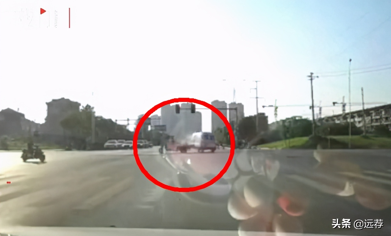 救护车闯红灯撞死三轮车主引热议！网友：路人的命就不是命？