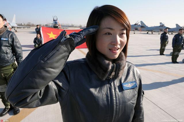 中国第一位歼十女飞行员，30岁时飞行训练牺牲，