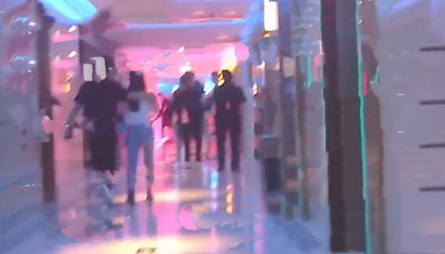 李湘晒女儿吃酸奶，直呼心肝宝贝，王诗龄尖下巴、大长腿抢镜