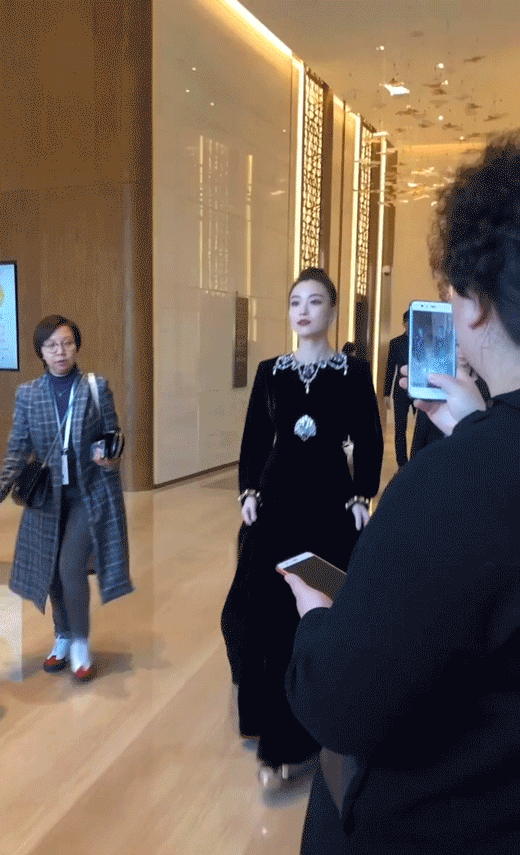 Penta提名倪妮,《流金岁月》朱锁锁换个头就翻红了,背后一扒全是黑料