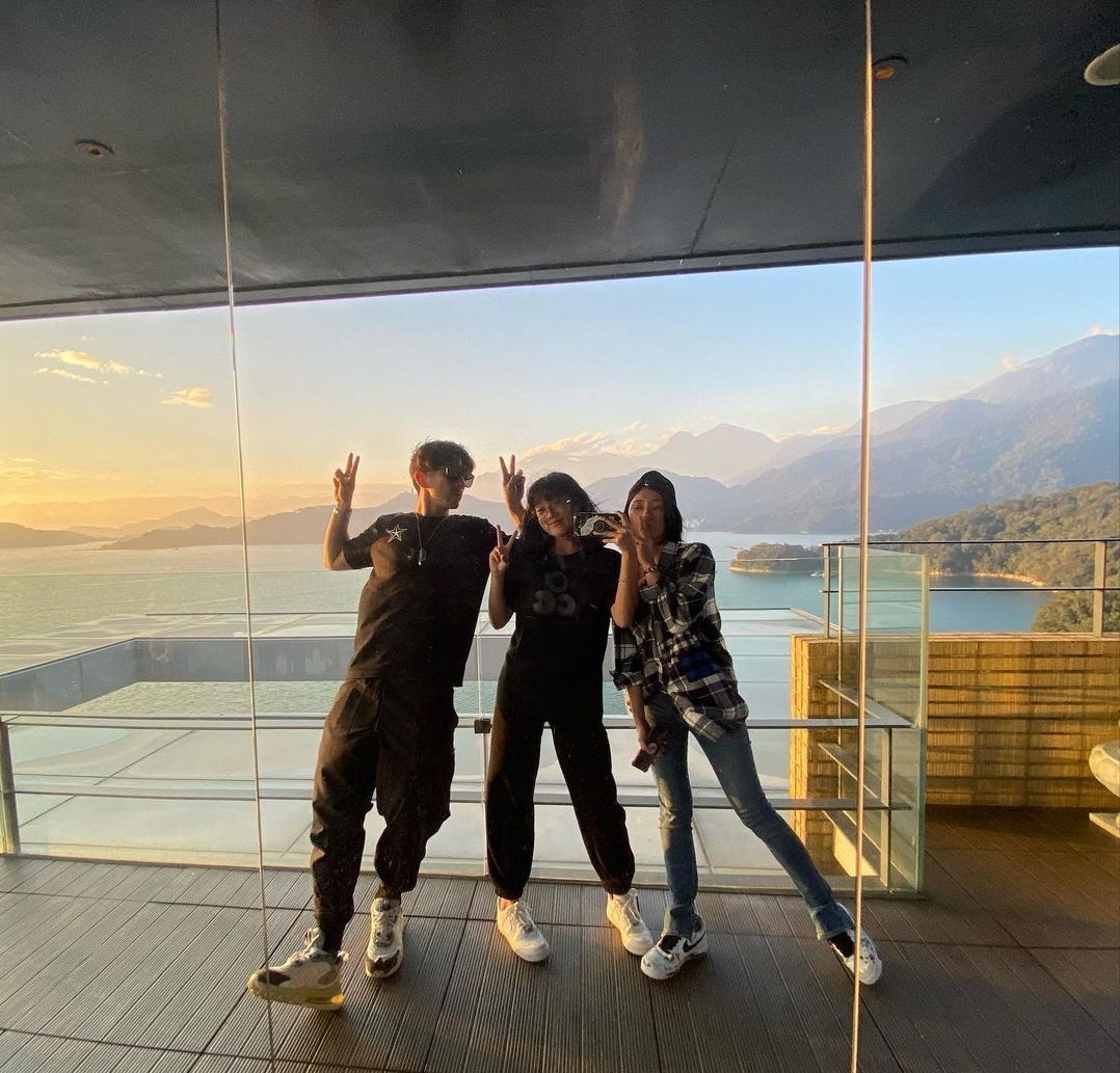 贾静雯一家五口出游，放肆晒梧桐妹正脸，身高超过妈模样却太像爸