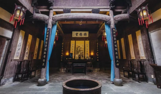 “住了3晚别墅，她连发了18条朋友圈。”