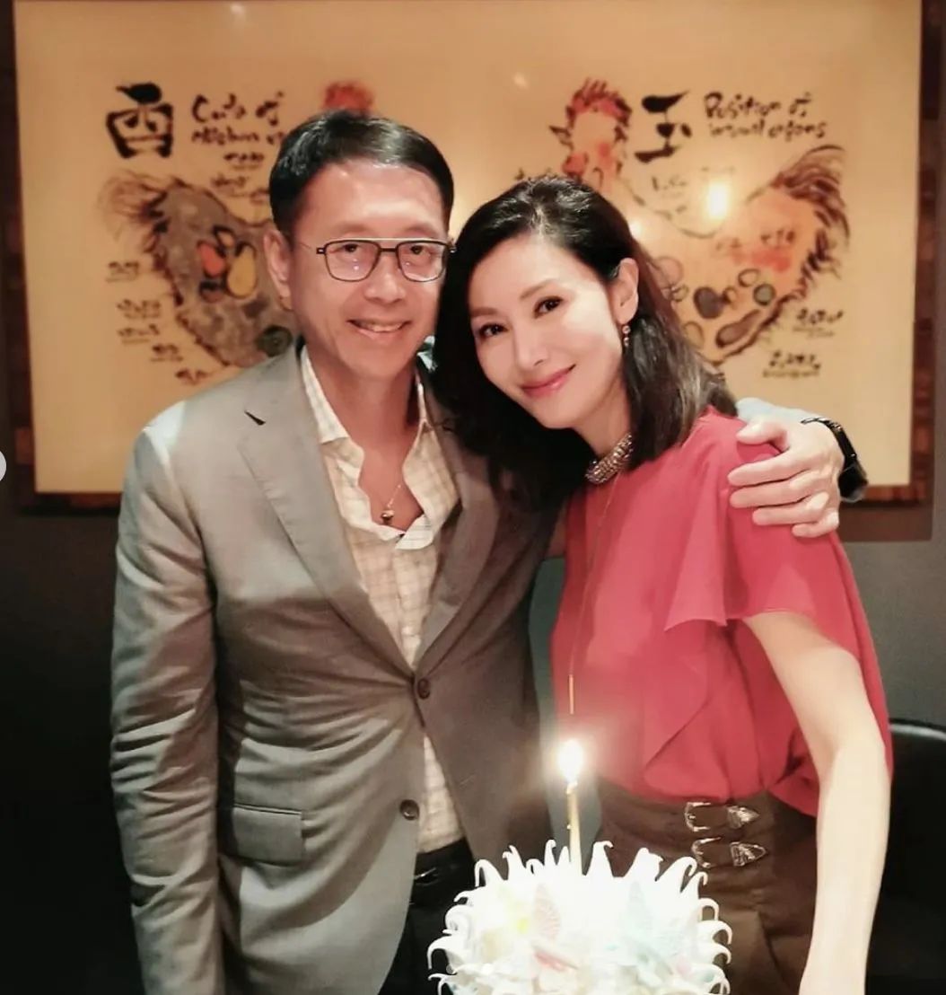甘愿无名份陪在富豪身边的女人们，各有各的魅力，最久的已经27年