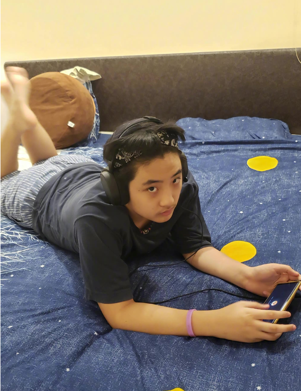 吴镇宇儿子费曼近照曝光！身体壮实嘴边一圈胡子，生图黑眼圈严重