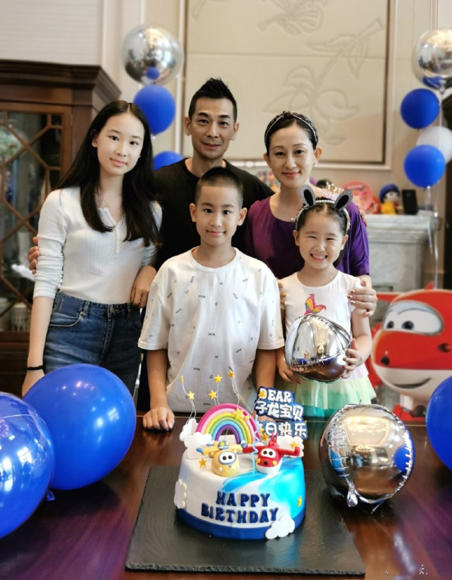 赵文卓夫妇庆儿子满10岁，13岁大女儿身高超妈妈，一家五口好有爱