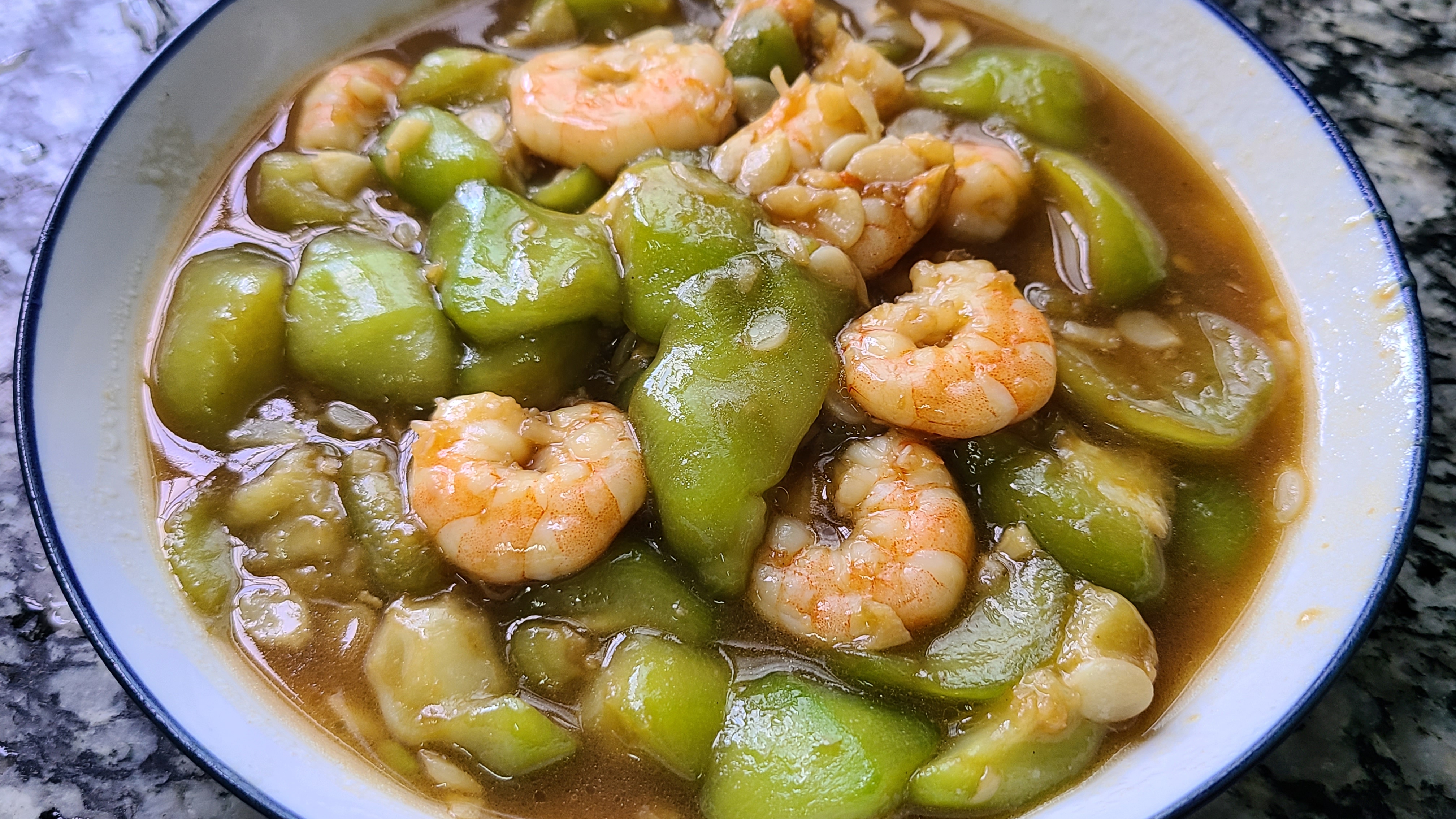 大虾这样做很简单，味道鲜甜又好吃，清淡美味值得一吃