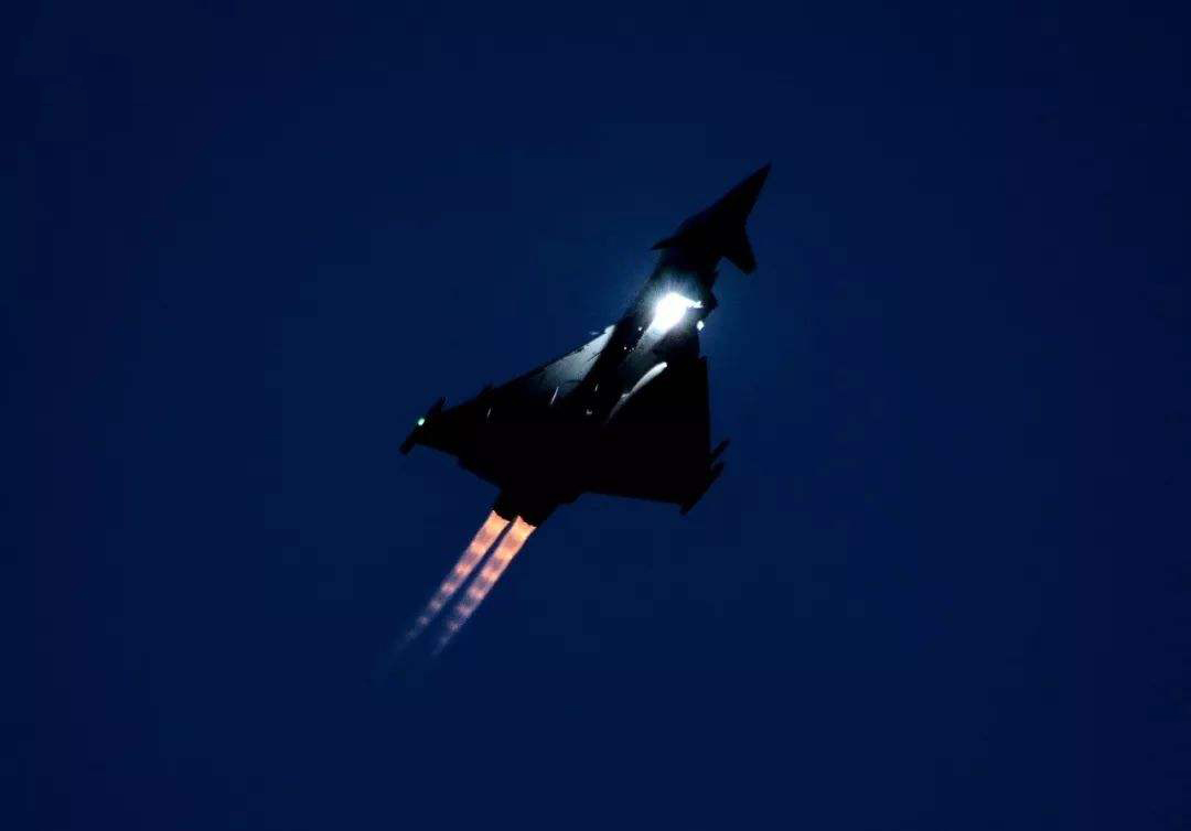 美式战机喷红火，苏俄战机喷蓝火：哪家战机性能更强呢？