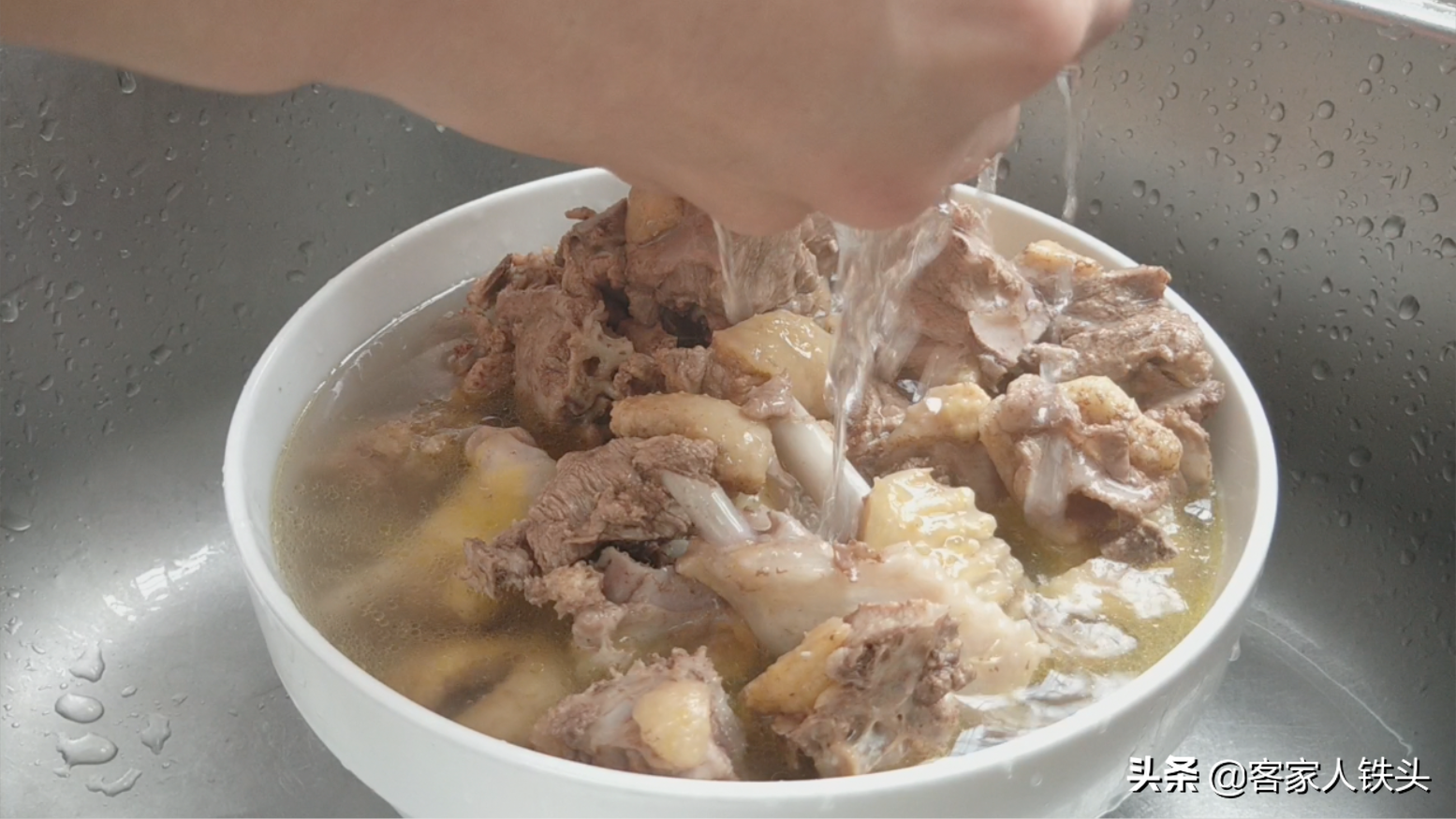 鸭肉别直接下锅炖，加2个土豆做一锅，好吃不腻，孩子都不挑食了