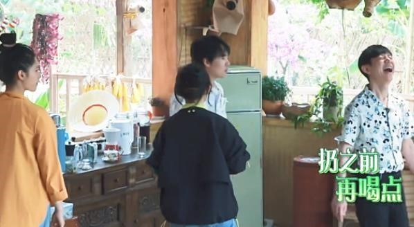 郭麒麟奇怪的消费观！残渣的饮料都要喝光，却