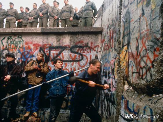 老照片：1989年柏林墙倒塌，德国人用锤子彻底拆除了隔离墙。