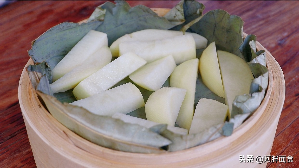 把五花肉放鍋中蒸一蒸，教會你，一層比一層好吃，年夜飯待客有面