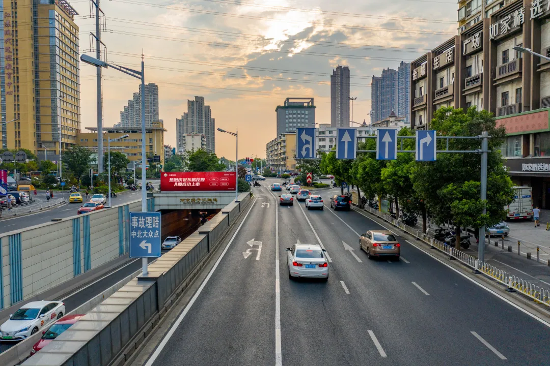 上市感恩,全民分红,优惠大促共贺东鹏控股A股上市