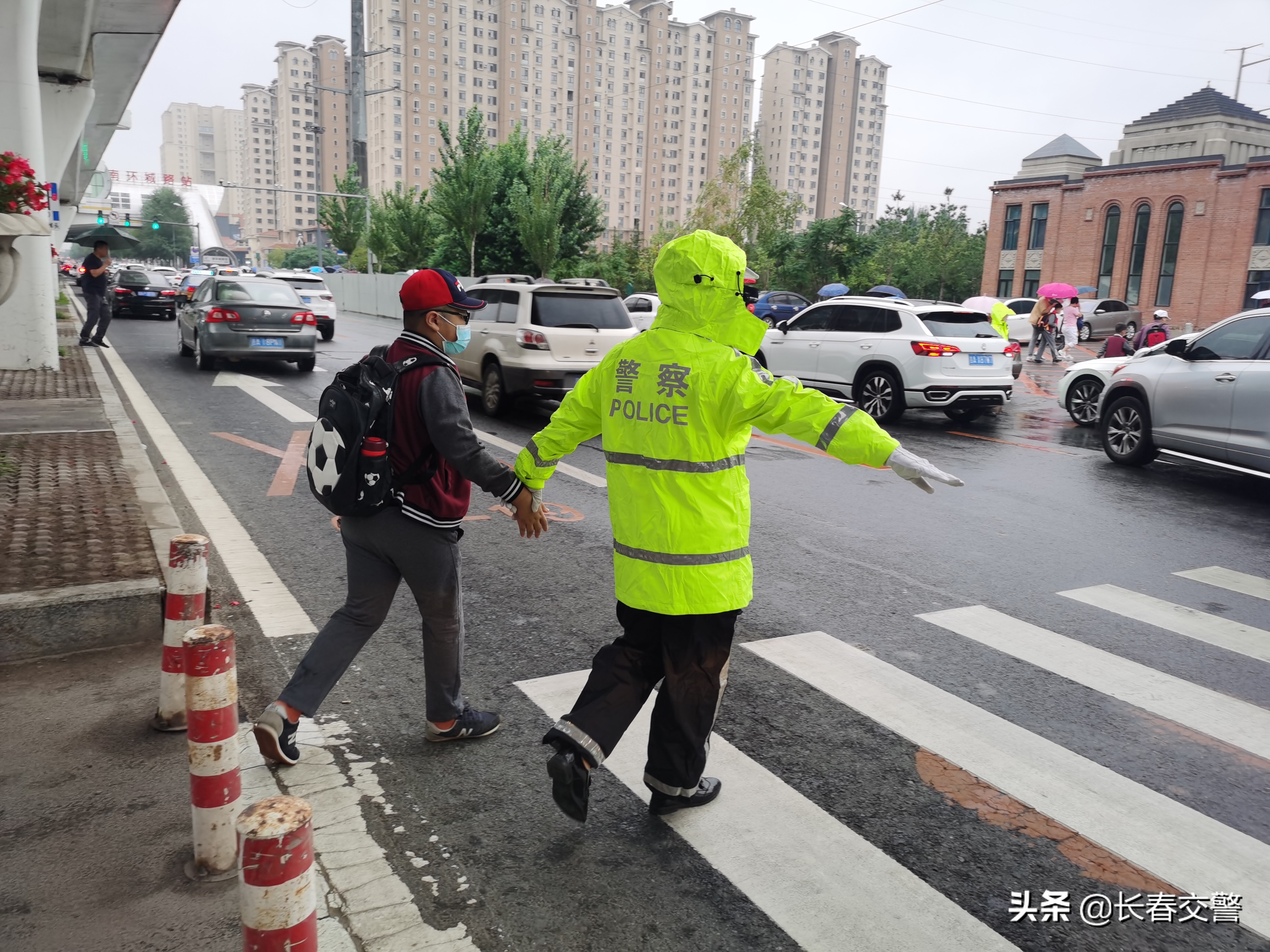 雨中新学期，长春交警暖心护航！