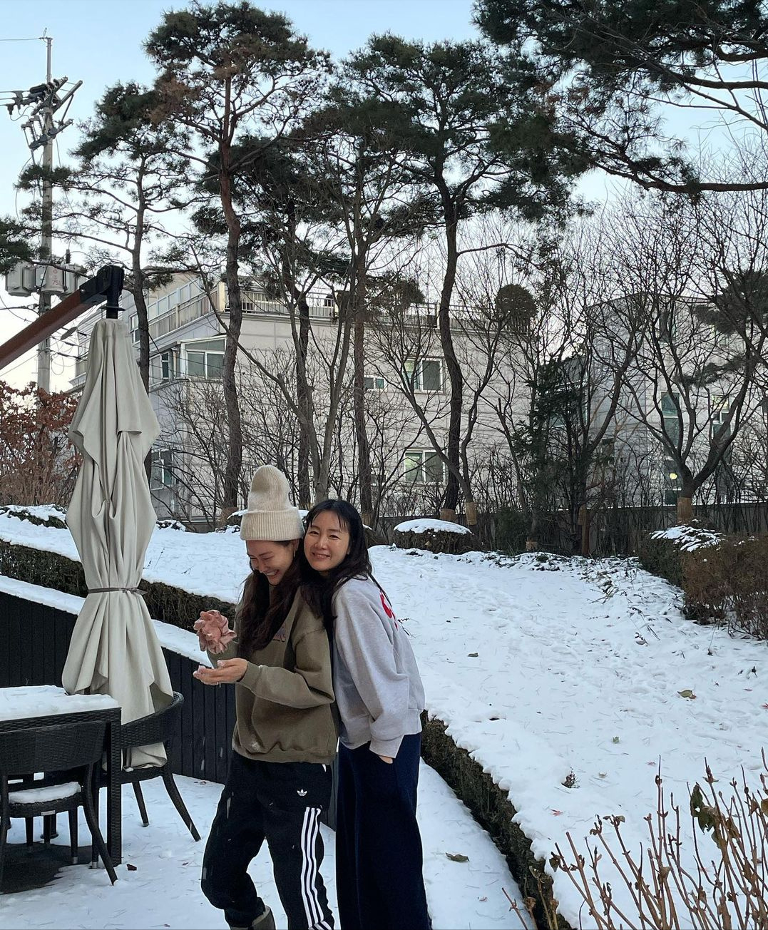 崔智友母女同框，9月女兒首露面小臉肉嘟嘟，落地窗前花園似森林