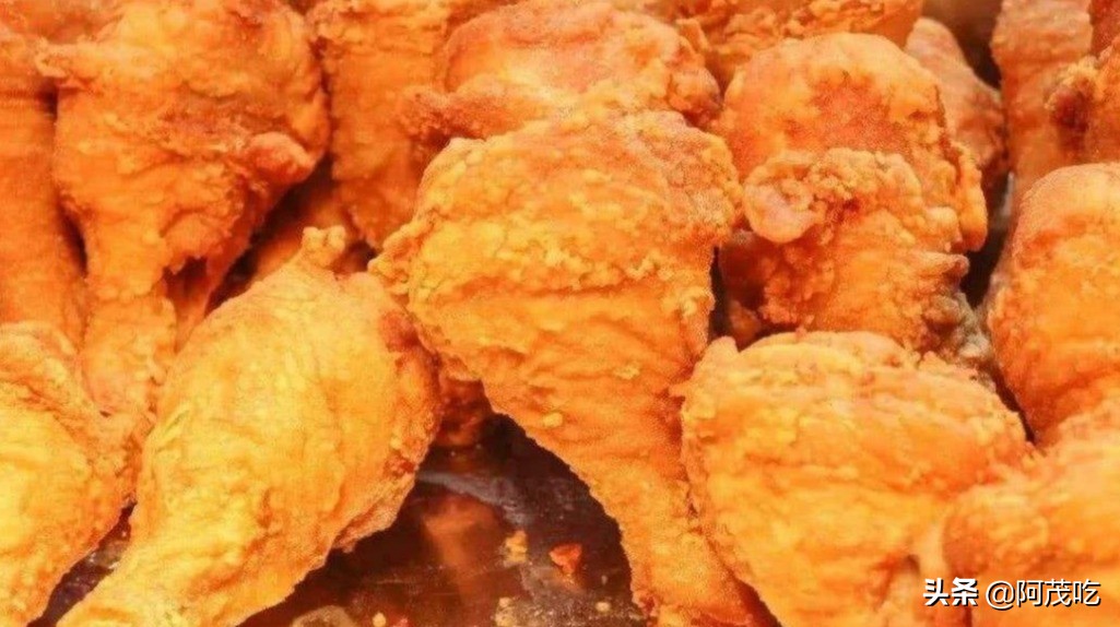 Glittering chicken drumsticks, smelling fragrant, taste more crispy