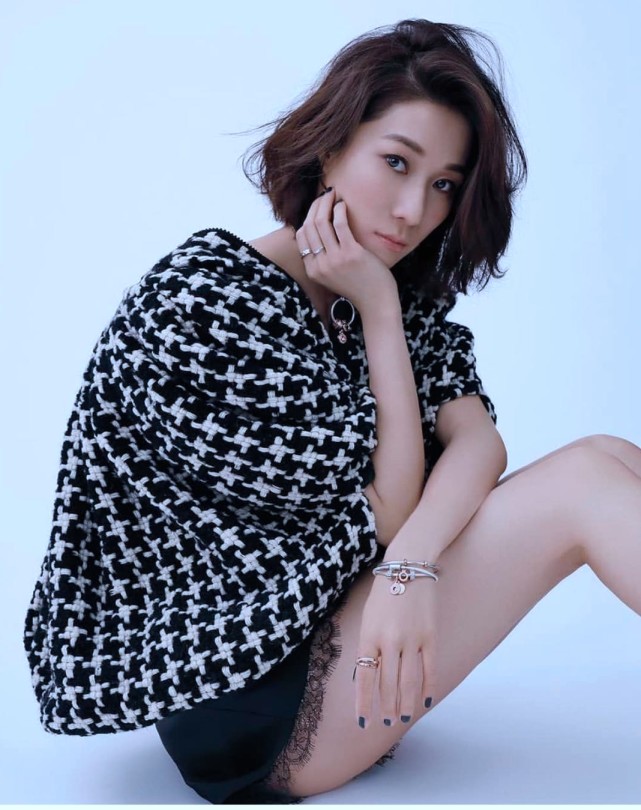 钟嘉欣罕有晒全家福，大13岁丈夫换新发型，夫妻俩终于不像父女