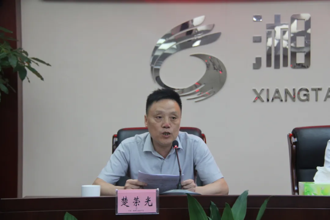 用讴歌党的大合唱激发干事创业大合唱