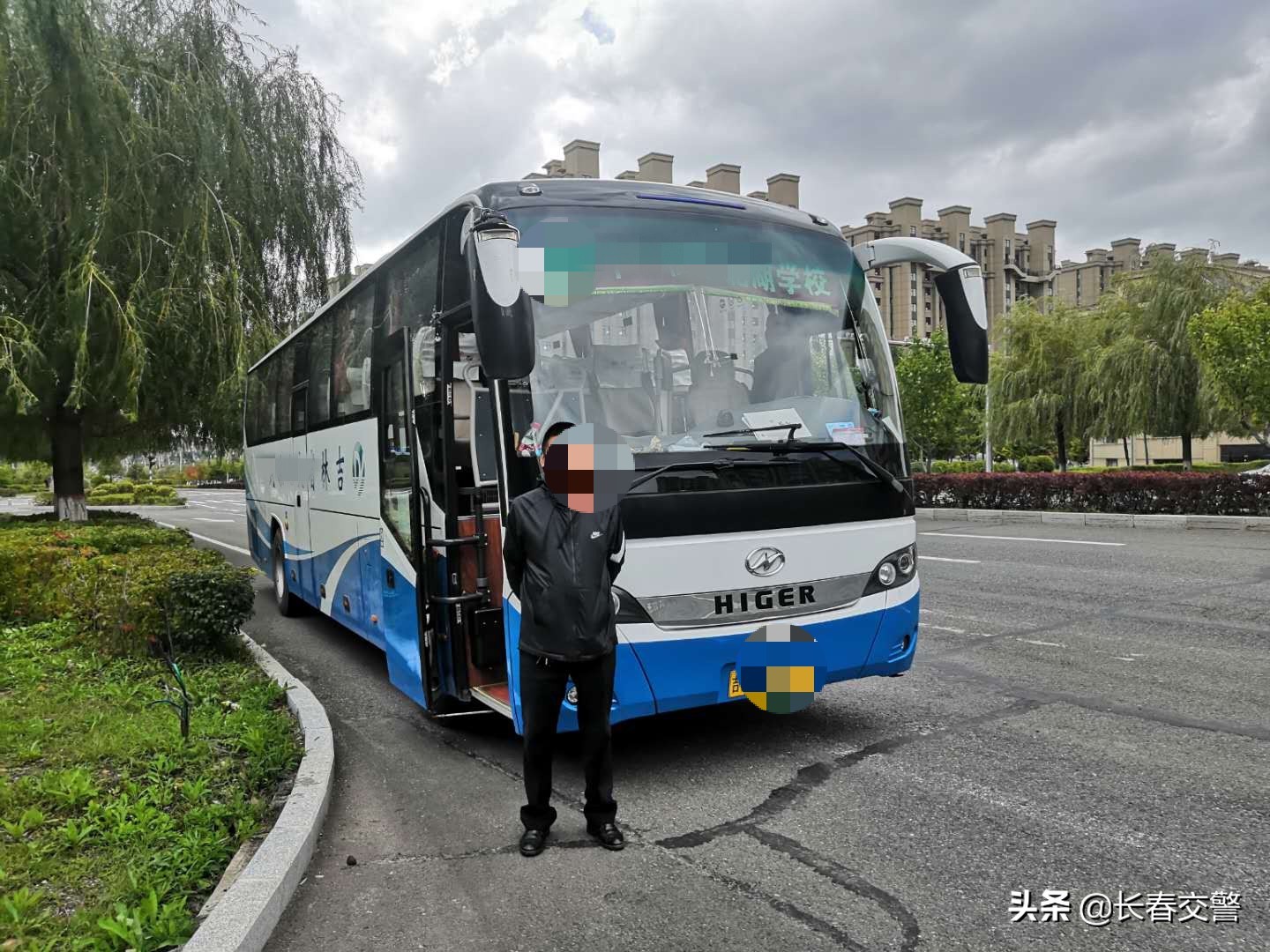 车身上贴满广告，孩子坐车直头晕丨交通违法专项整治