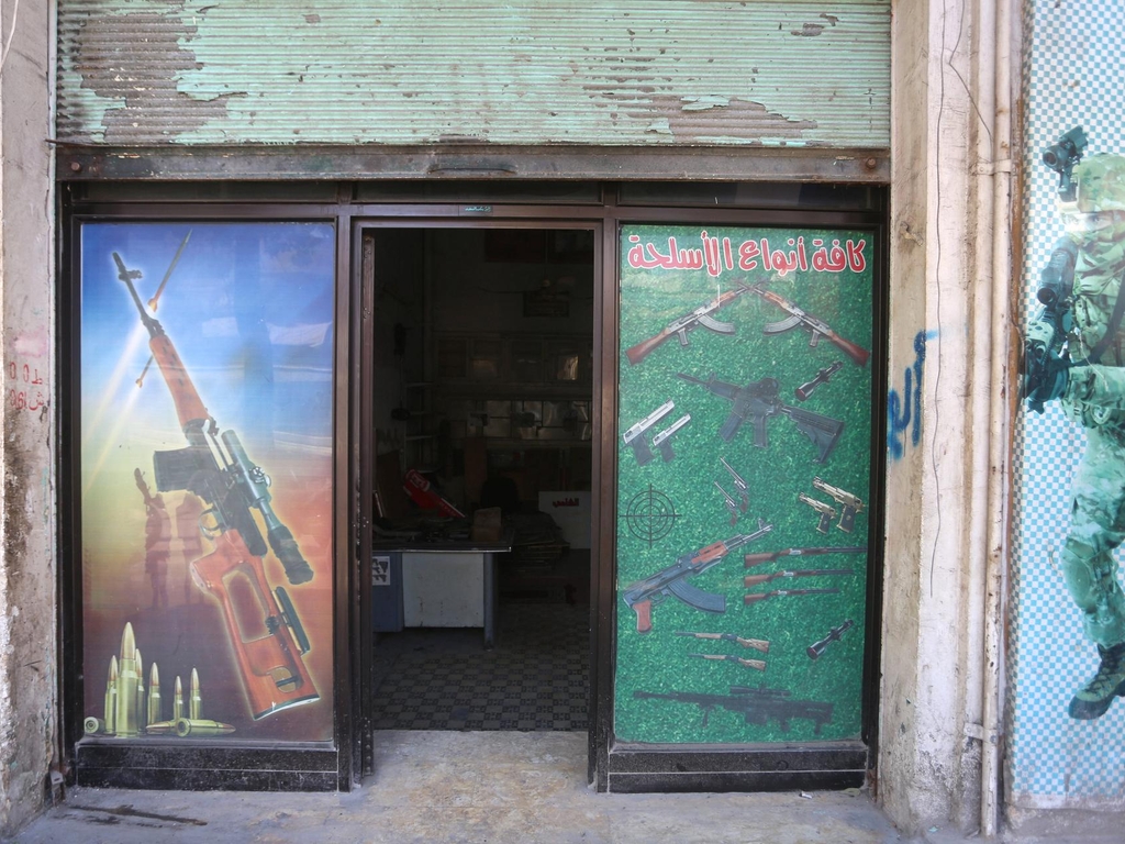 叙利亚伊德利卜省武器市场，一颗手榴弹仅售2美元