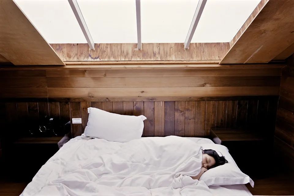 卧室床头背景墙,不光要温馨漂亮,还要环保健康,睡觉才会更香厂家