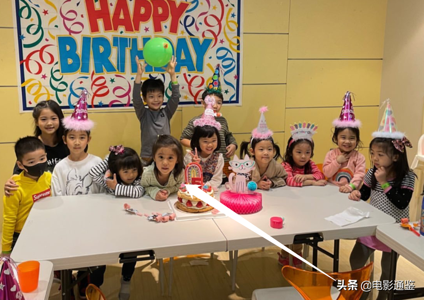 5歲咘咘參加生日趴，鏡頭掃過她的臉，圓臉大眼顏值太可了