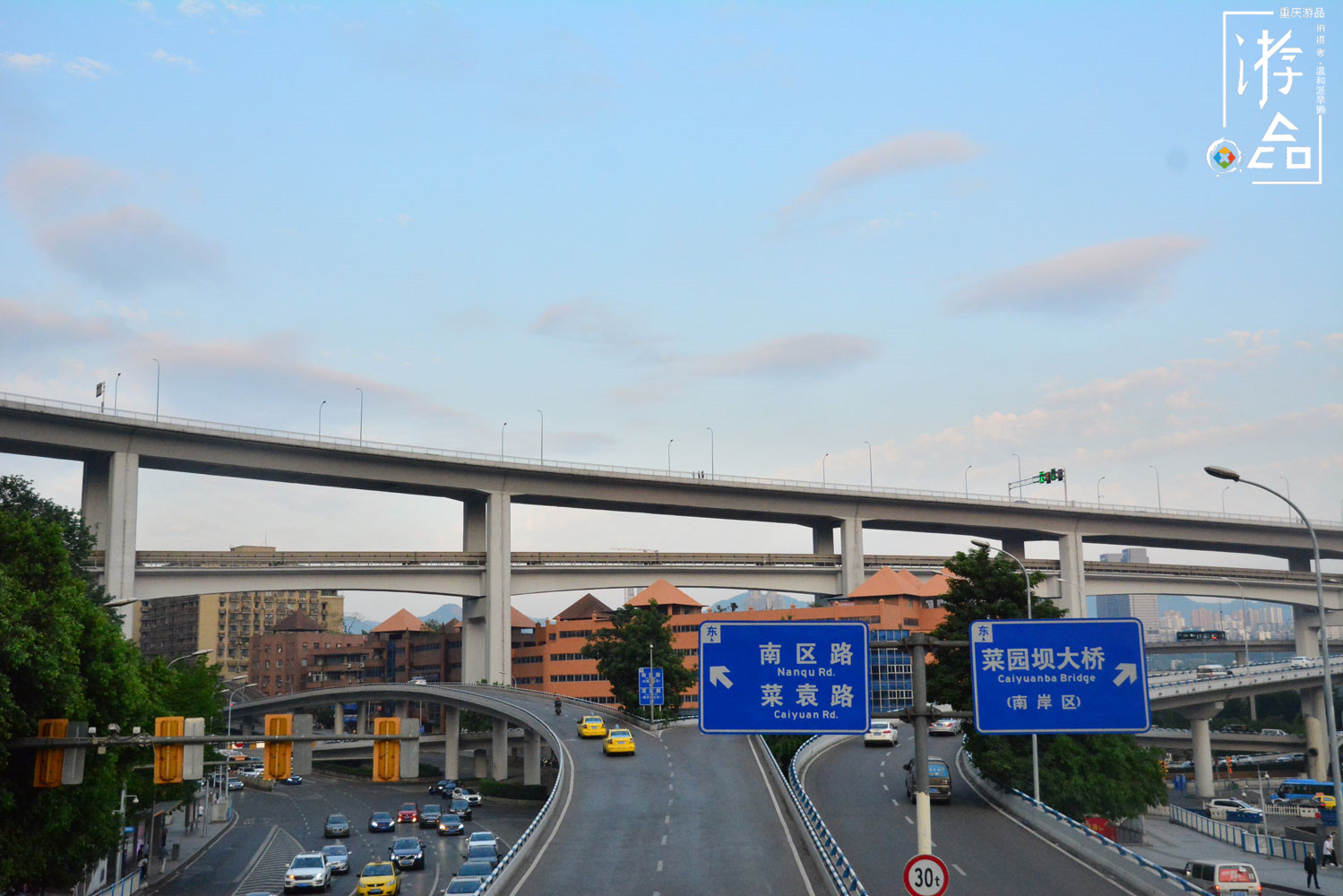 重庆渝中的”城中村“：龙蛇混杂的菜园坝，摩的和算命人纠缠不清