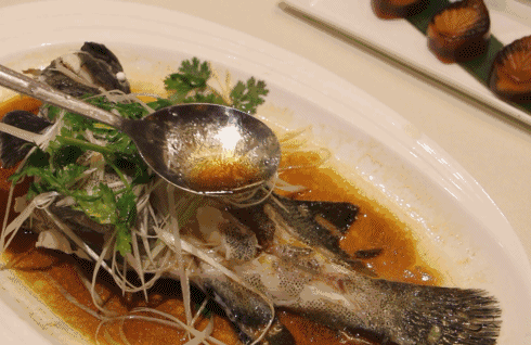 湖北美食名菜清蒸鱼，有一个小妙招，做出来的鱼一点不腥