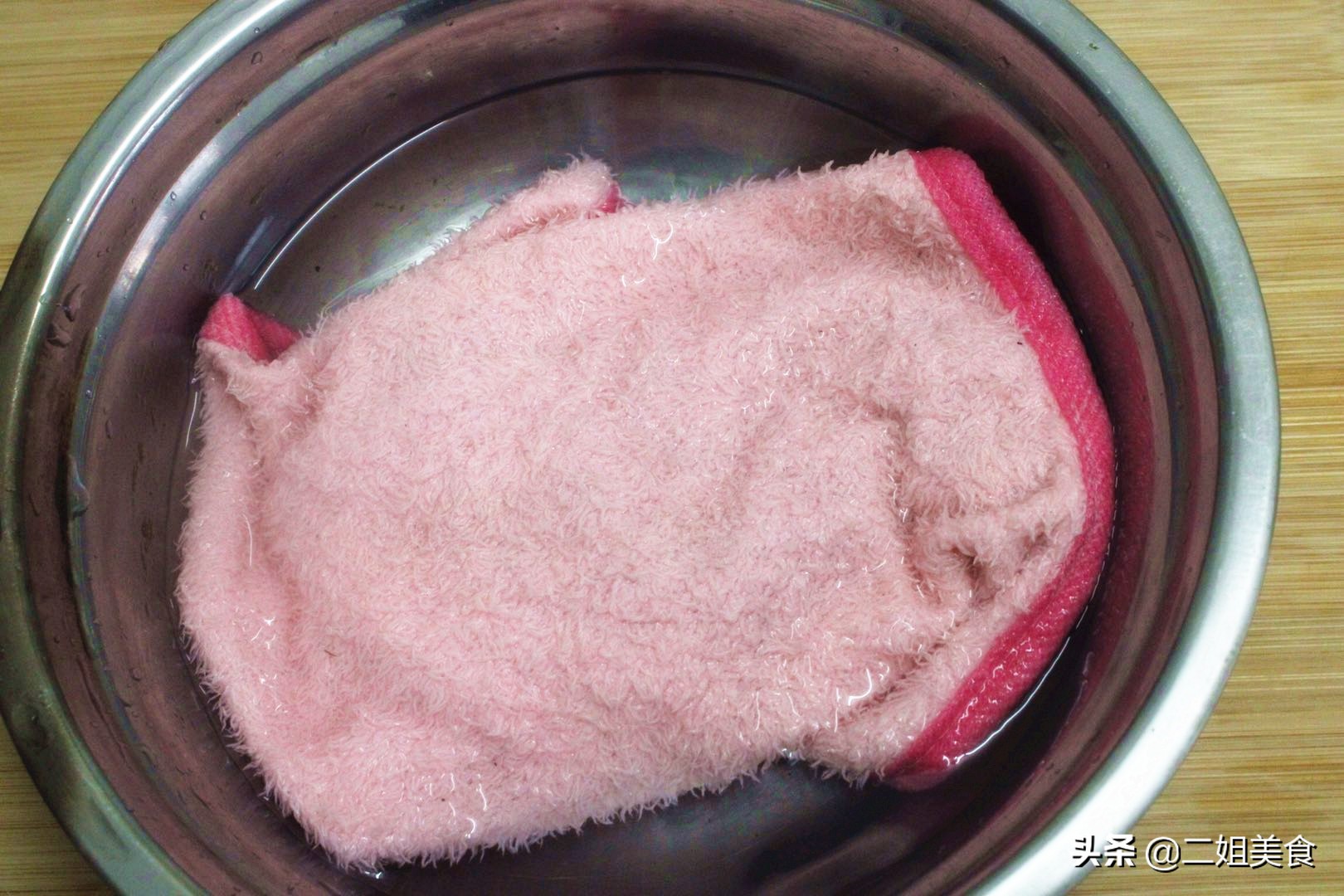 把白醋塗抹在菜板上，太聰明了，用途花錢不到，簡單還實用