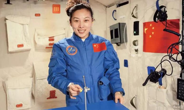 她毕业于空军长春飞行学院，我国首位80后航天员