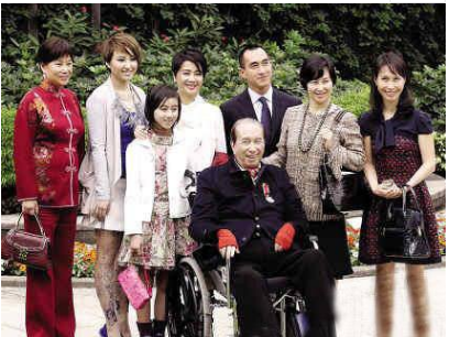 赌王78岁生下的孩子何超欣，被疑是与利智所生，网友：太像了