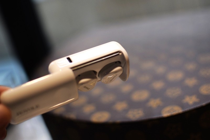 小巧便携 高颜值 柔宇RoPods真无线蓝牙耳机