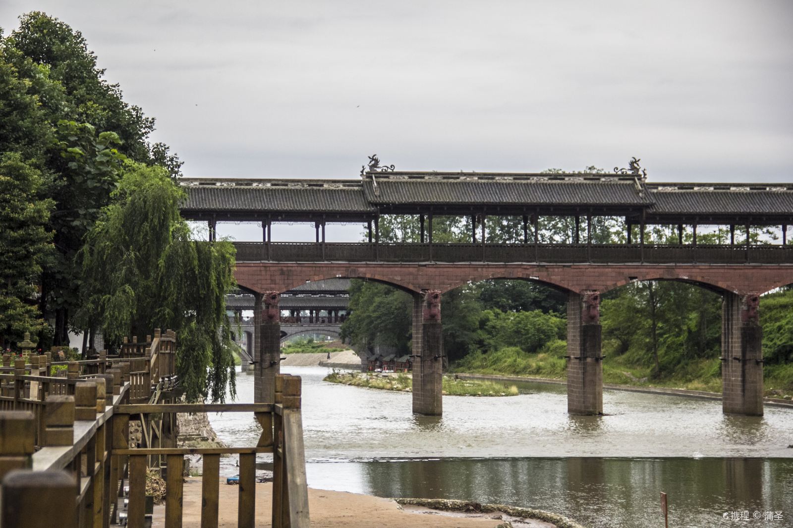 There is a thousand-year-old town in western Sichuan, famous for its landscape
