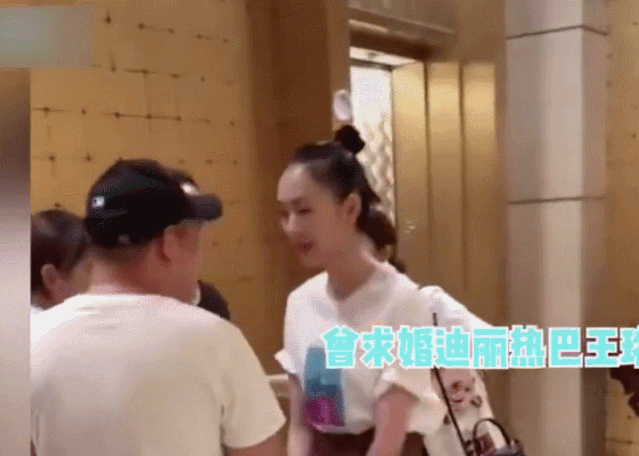 刚向迪丽热巴求婚，又堵电梯口向童瑶求抱，“偏执粉”有多可怕？