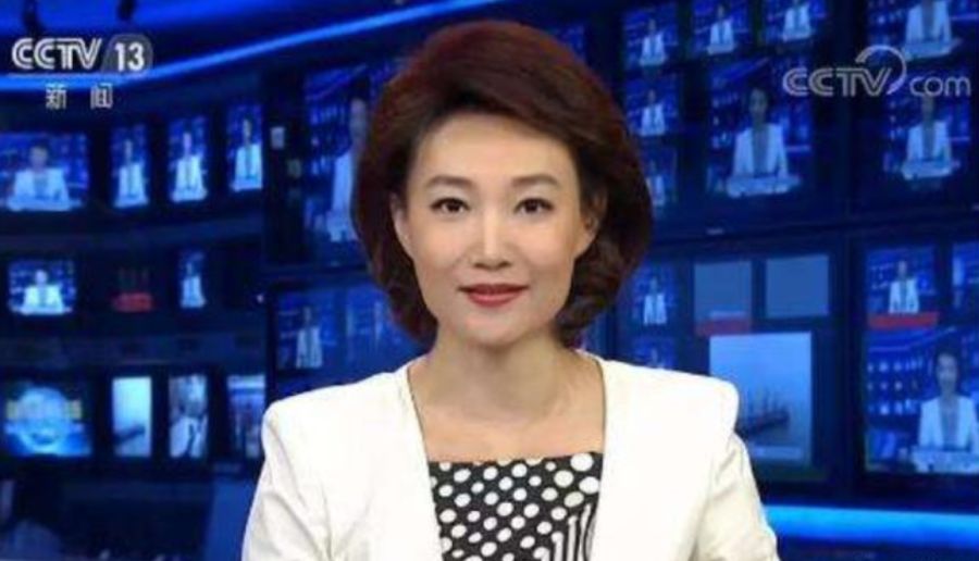 现年43岁的央视主播李梓萌，摘下假发后的样子完