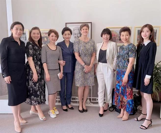 27岁奶茶妹网红变京东夫人 她千亿身价贵妇团合照只能站角落