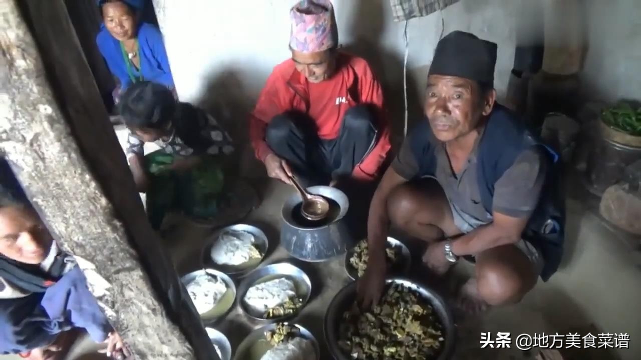 尼泊尔山区穷人家吃酒席，玉米糊配咖喱羊肉，人多菜少发个青椒