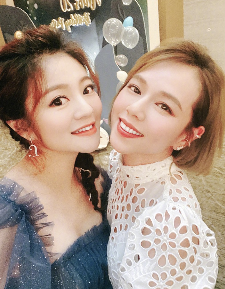 40岁安以轩晒照庆生，为二胎办迎婴宴，丈夫送380万名表宠妻