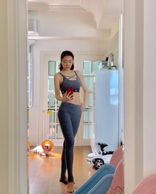 熊黛林晒亲子时光，夫妻带女儿在家打高尔夫，网友却聚焦豪宅面积