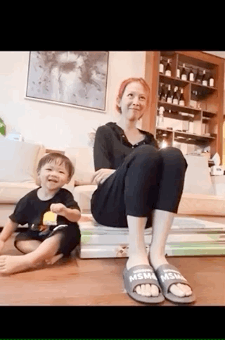 蔡少芬整蛊儿子上瘾，再拍搞怪视频，鱼蛋变黑炭脸爆炸头萌态十足