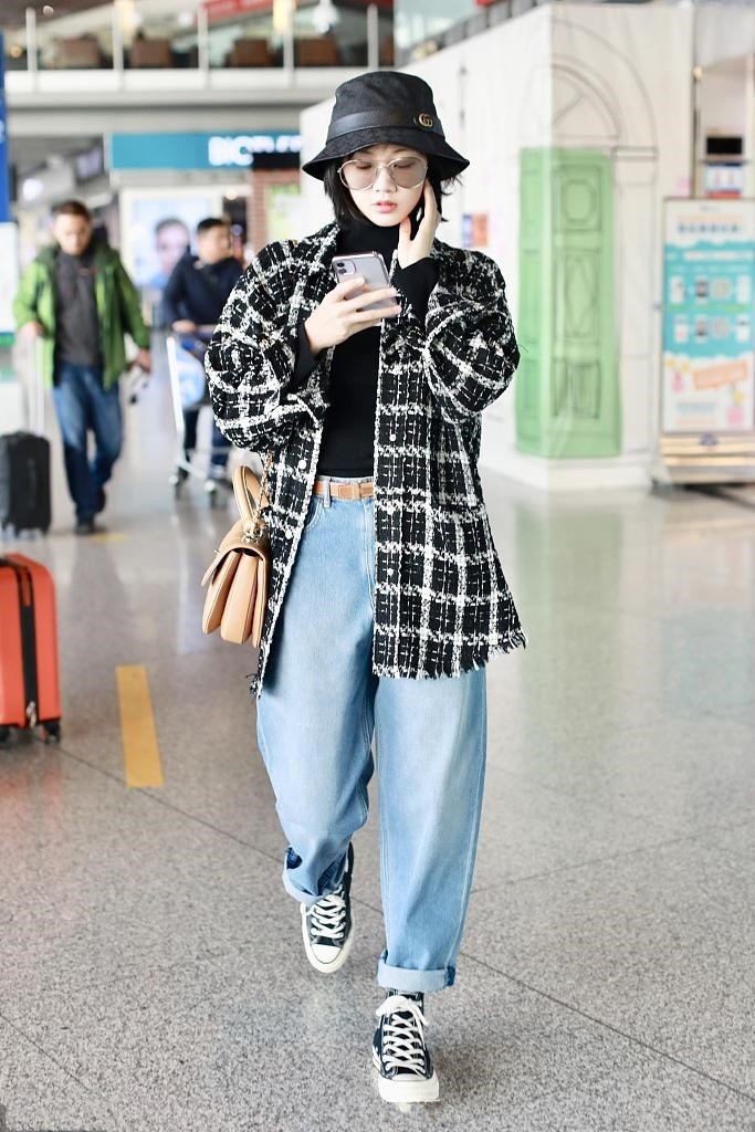 郑恺携妻走机场，二人都手拿外套好默契，苗苗