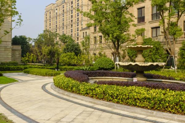 怕什么来什么，楼市传出两大信号，房价下跌可