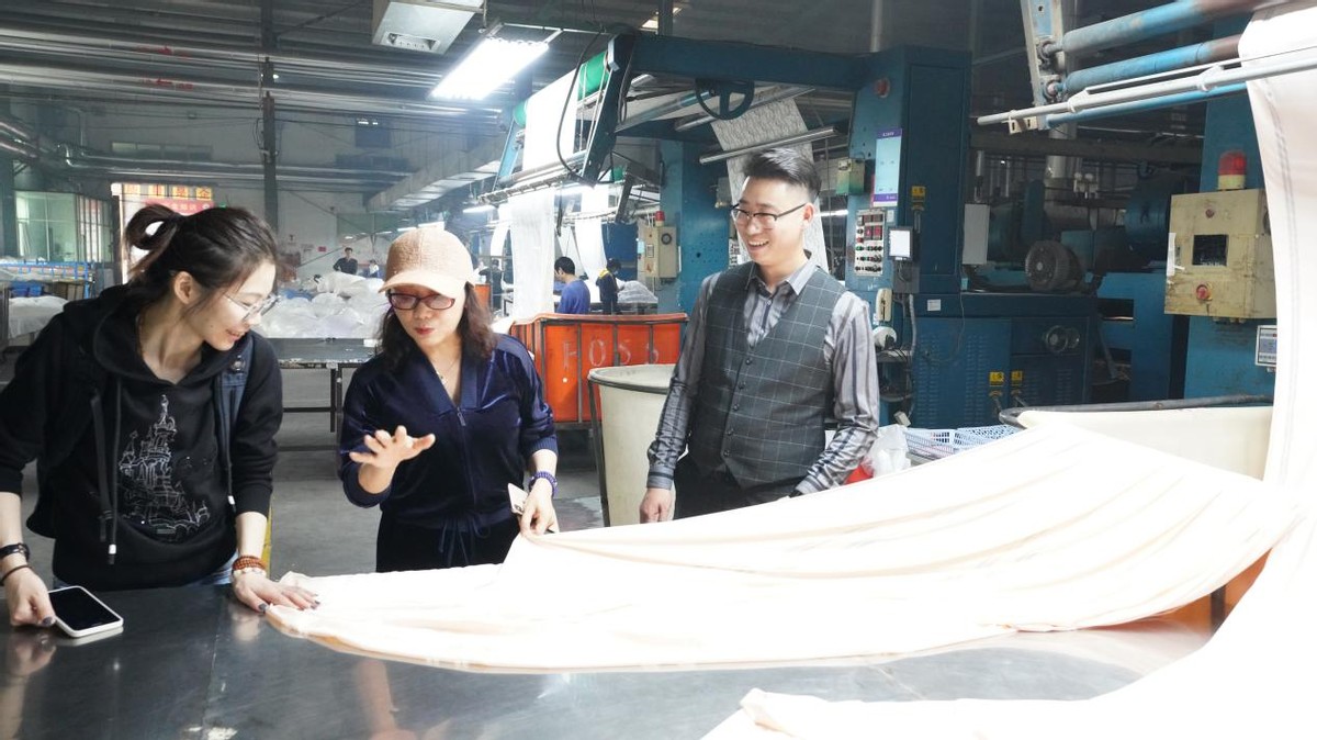 中国纺联非遗办携手新联和集团、金顶设计师刘薇助力纺织非遗新生